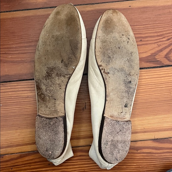 CHANEL Beige Leather Flats with Gold Logo - Picture 2 of 5